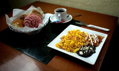 Comida en o cerca de este hotel