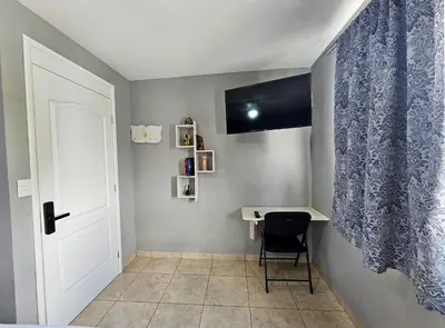 Una televisión o centro de entretenimiento en Sensity Home Habitación 5C cómoda y amplia con baño compartido