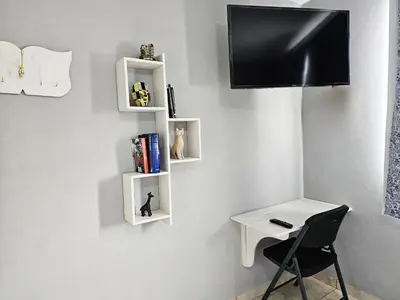 Una televisión o centro de entretenimiento en Sensity Home Habitación 5C cómoda y amplia con baño compartido