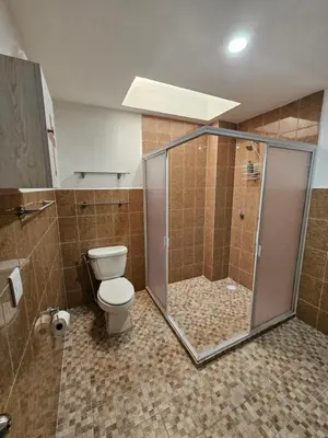 Un baño de Sensity Home Habitación 5C cómoda y amplia con baño compartido