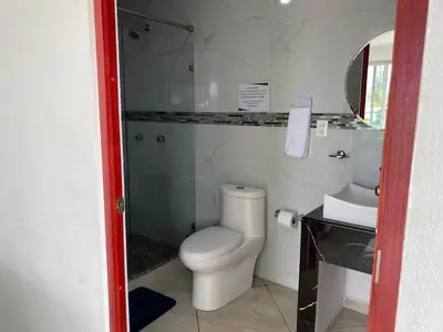 Un baño de Hotel Mi Bendición