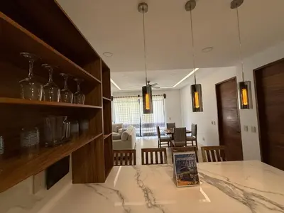 Una televisión o centro de entretenimiento en EOS Suites
