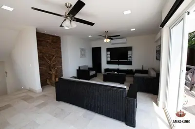 Una televisión o centro de entretenimiento en Brisas del Marqués Luxury Villa Ame&Buho