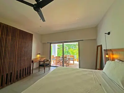 Cama o camas de una habitación en Beachfront condo with private pool & fast internet