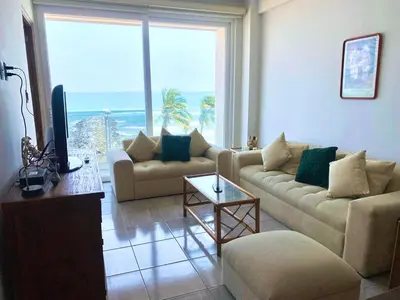 Zona de estar de Frente a la Playa con acceso directo AC Alberca y Elevador