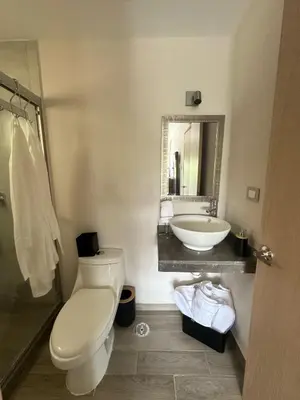 Un baño de Modern Oceanfront Retreat 2BD 2BDR Wifi Pool