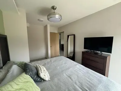 Una televisión o centro de entretenimiento en Modern Oceanfront Retreat 2BD 2BDR Wifi Pool