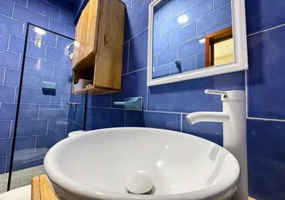 Un baño de Sunset Suites