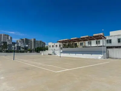 Instalaciones para jugar a tenis o squash en Family home with pool near the beaches o alrededores