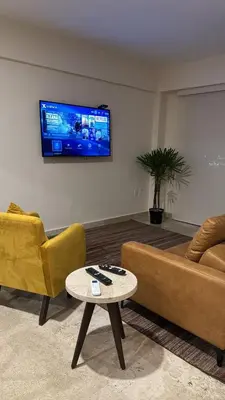 Una televisión o centro de entretenimiento en Apartamento con vista al mar y río, albercas, gym, facturamos