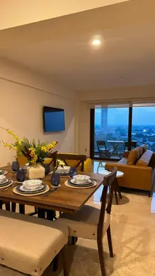Una televisión o centro de entretenimiento en Apartamento con vista al mar y río, albercas, gym, facturamos