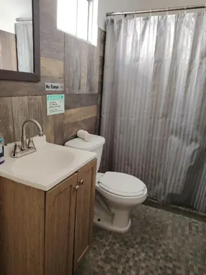 Un baño de Cuatro Rumbos Hospedaje