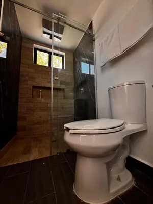 Un baño de Cabañas Raíces del Cielo