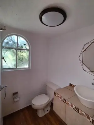 Un baño de Chalet con excelente vista