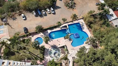 Piscina en o cerca de Twin Towers