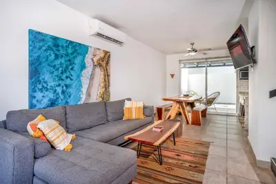 Una televisión o centro de entretenimiento en Los Amores 30
