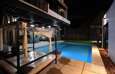Piscina en o cerca de Uncle Roy's house