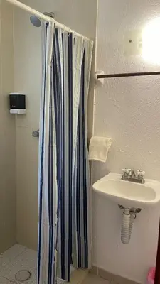 Un baño de San Bernabe Suites