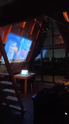 Una televisión o centro de entretenimiento en Cabaña misha