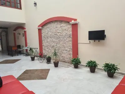 Una televisión o centro de entretenimiento en Hotel Las Violetas
