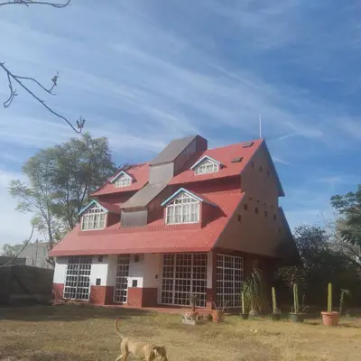 Edificio en el que se encuentra el hostal o pensión