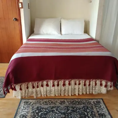 Cama o camas de una habitación en Habitación doble con baño y vista a la montaña