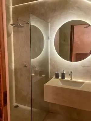 Un baño de MANGO AC Location Design