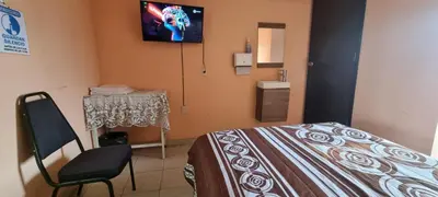 Una televisión o centro de entretenimiento en Hotel El Eden 2 personas 11