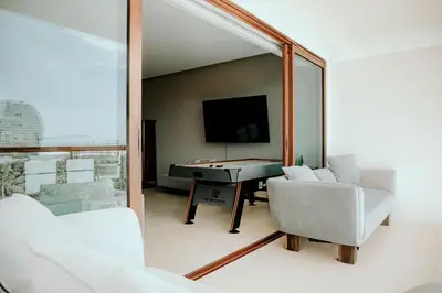 Una televisión o centro de entretenimiento en 3 Bedrooms with huge Terrace in La Isla Acapulco