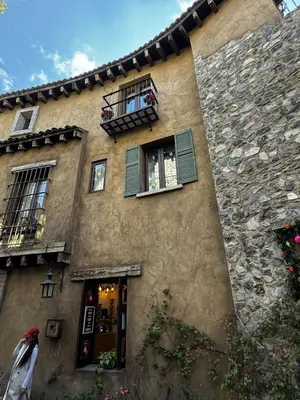 Edificio en el que se encuentra el hostal o pensión