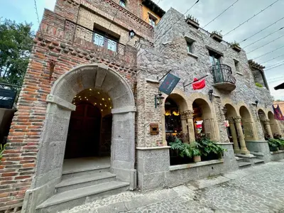 Edificio en el que se encuentra el hostal o pensión