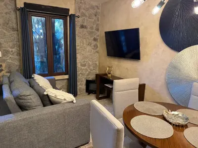 Una televisión o centro de entretenimiento en Lucca 81 en ValQuirico