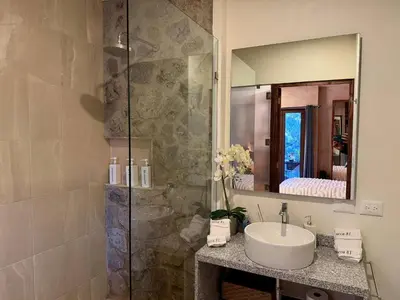 Un baño de Lucca 81 en ValQuirico