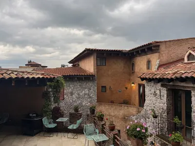Edificio en el que se encuentra el hostal o pensión