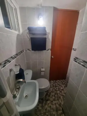 Un baño de El depa de Natalia a min de aeropuerto y estadio GNP