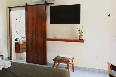 Una televisión o centro de entretenimiento en Casa de Alicia - Habitación Xaguar
