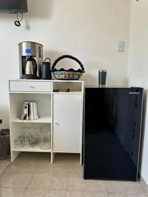 Una cocina o zona de cocina en Room in modern apartment with garden