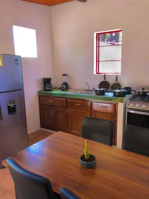 Una cocina o zona de cocina en Cabaña Mangos
