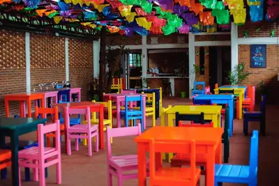 Un restaurante o sitio para comer en Find Your Perfect Mountain Retreat at House Earth
