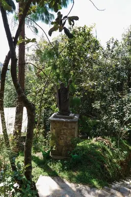 Jardín al aire libre en Find Your Perfect Mountain Retreat at House Moon