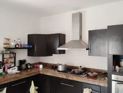 Una cocina o zona de cocina en Recámara amueblada en casa