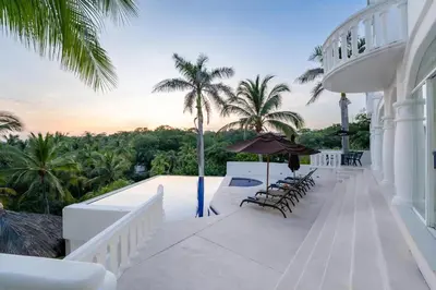 Un balcón o terraza de 3067 - Casa Blanca