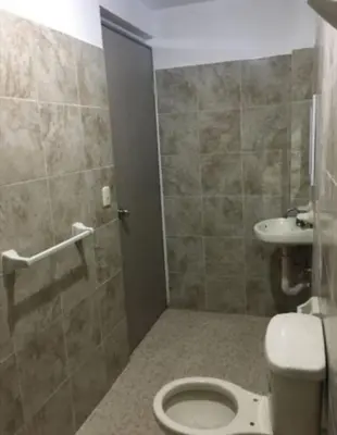 Un baño de Bungalow cielo azul