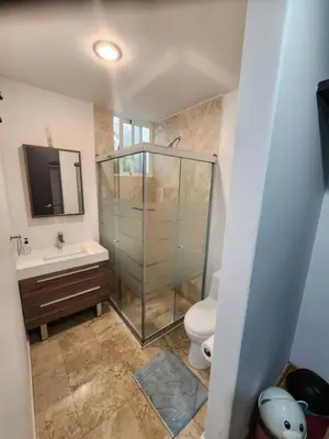 Un baño de Suite Privada con Terraza y Baño, 5 min Six Flags