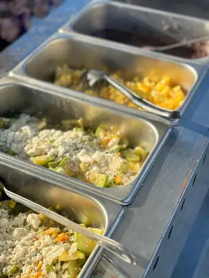 Comida en o cerca de este hotel