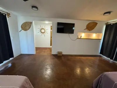 Una televisión o centro de entretenimiento en Casa Quimera 3