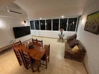 Una televisión o centro de entretenimiento en Penthouse Acapulco diamante