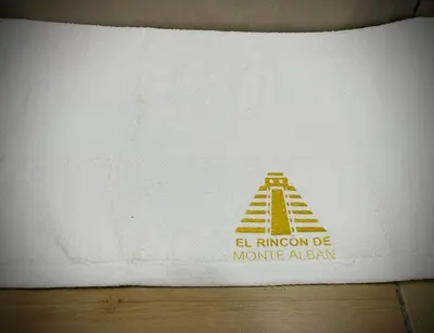 Certificado, premio, señal o documento que está expuesto en El Rincón de Monte Alban