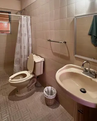 Un baño de Casa Carmesí