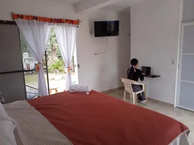 Una televisión o centro de entretenimiento en La Casa de la Mujer Medicina